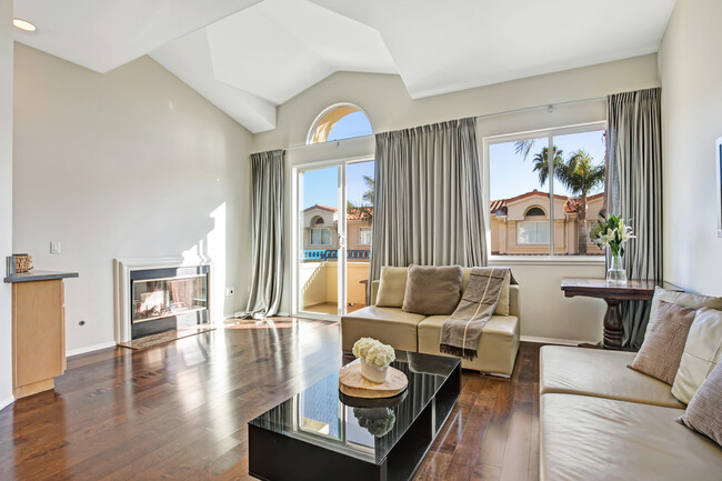 Foto del edificio - 6457 Zuma View Pl