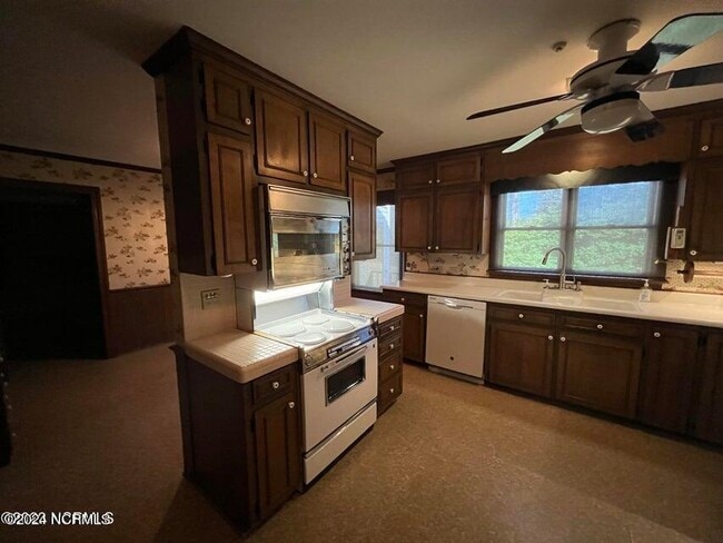 Building Photo - 1501 Sutton Dr