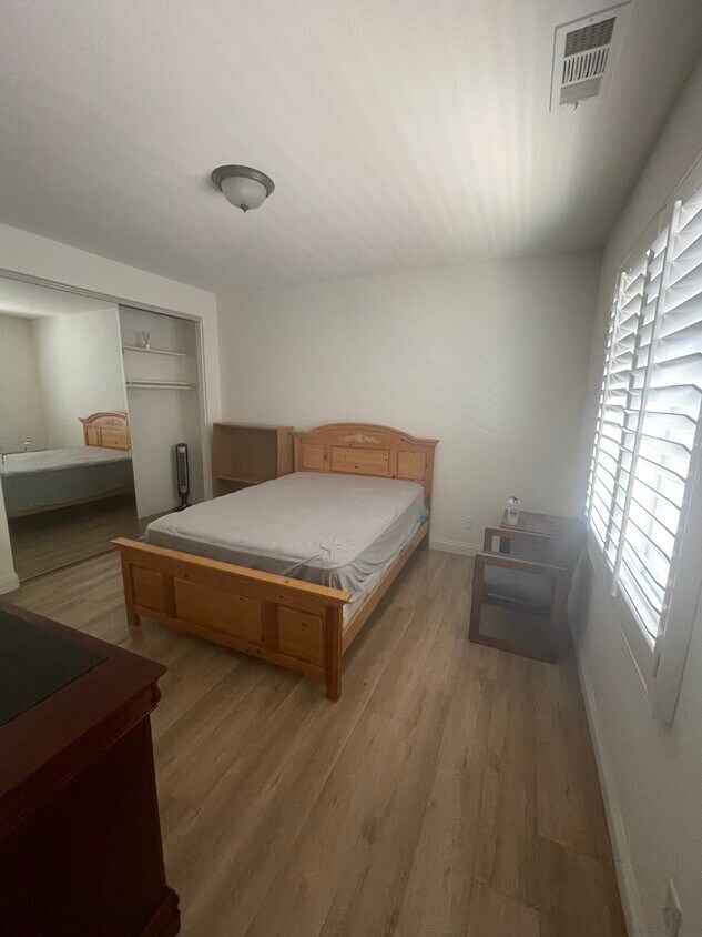 Foto principal - 14925 Shoreham St