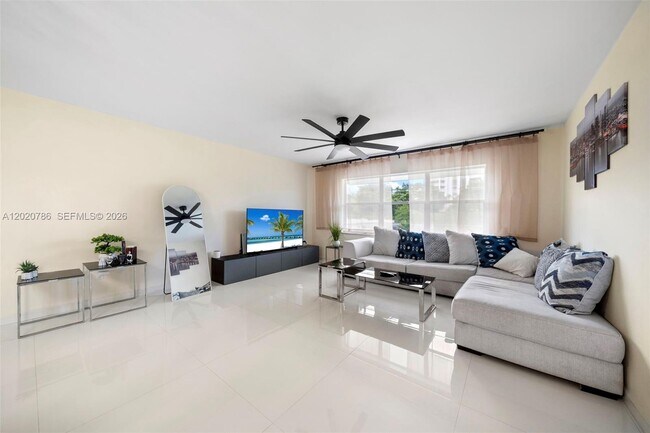 Foto del edificio - 1330 NE 105th St