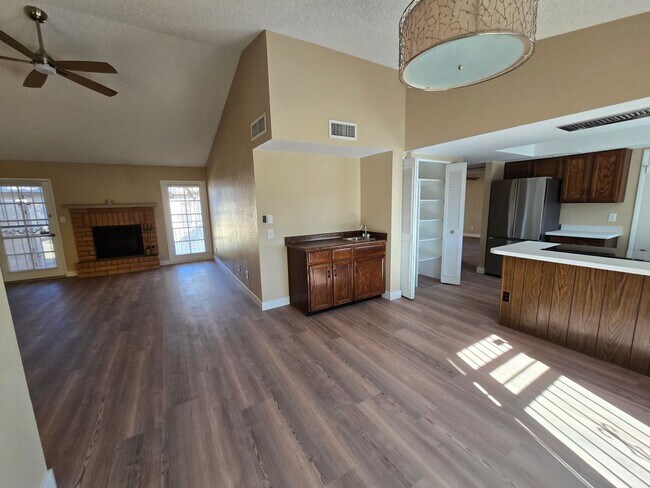 Building Photo - Newly renovated Bellair Golf Course Townhome