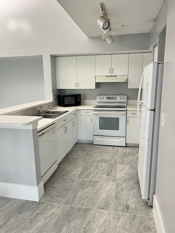 Building Photo - 1220 Wildwood Lakes Blvd