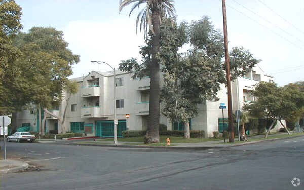 Building Photo - 800 Rose Ave