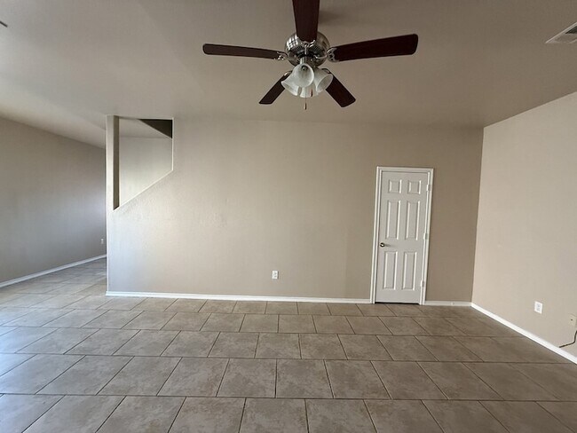 Foto del edificio - 704 E College St