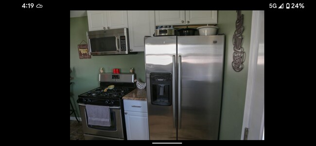 Stainless steel appliances. - 106 W North St