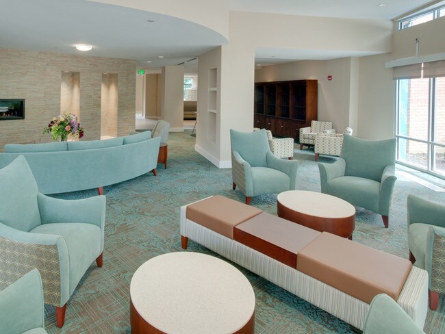 Disfrute del tiempo con vecinos y amigos - Linden Park Apartments (Seniors 62+)