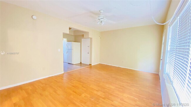 Foto del edificio - 8630 Byron Ave