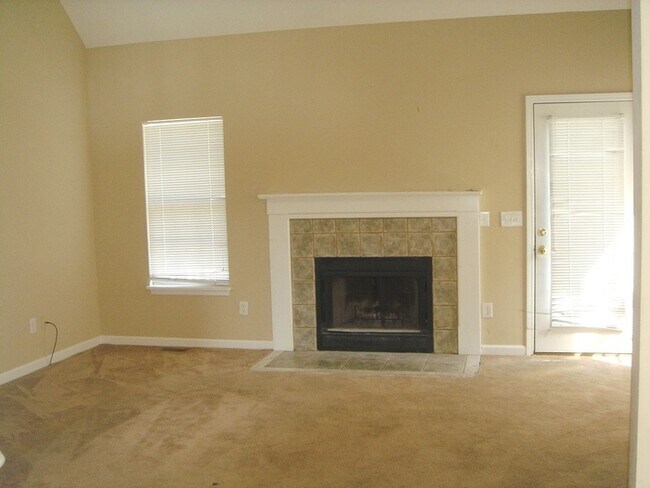 Building Photo - Student friendly! Large 5 BR, near WB and ...