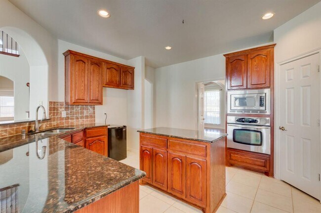 Building Photo - 10005 Huffines Dr