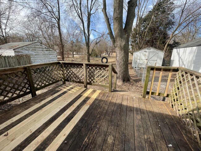 Building Photo - Recently Remodeled 3 bedroom 2 full bathro...