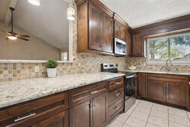 Foto del edificio - 15815 Crystal Grove Dr