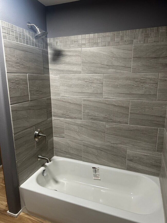 Foto del edificio - Large 4 Bedroom 2 Bath 1 Story Home with L...