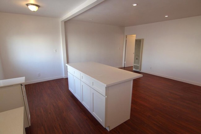 Building Photo - 1 bedroom in Los Angeles CA 90019