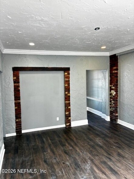 Building Photo - 2738 Riverside Ave