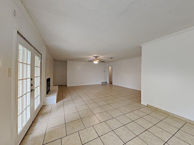 Building Photo - 2824 Wren Ave