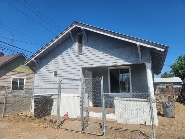 Building Photo - E. Walnut 2br 1 ba w/d hookup