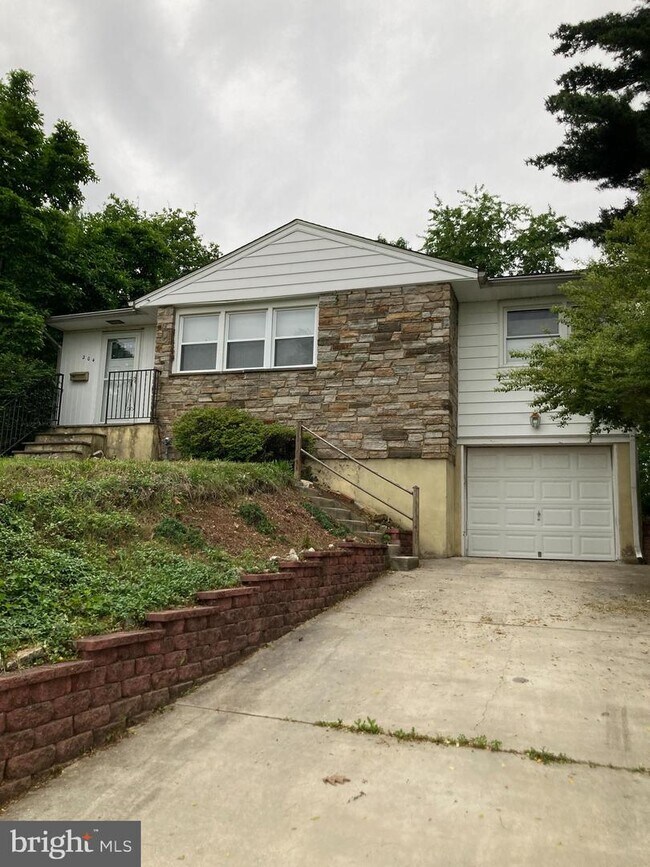 Building Photo - 204 Minta Ct