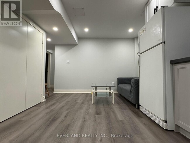 Building Photo - 10 Damian Dr