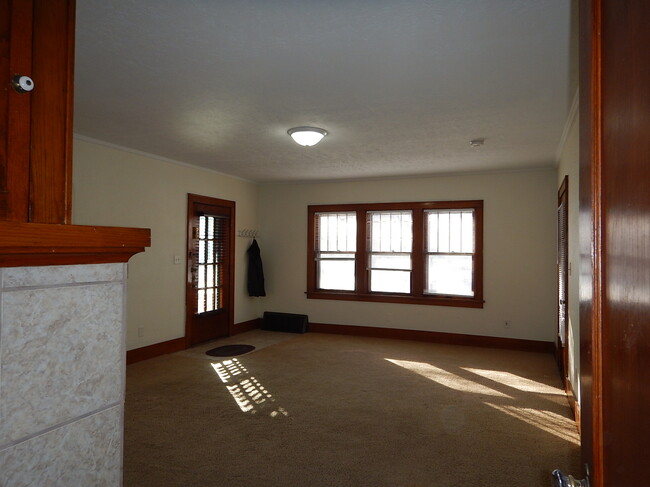 Living Room - 121 S Sycamore St