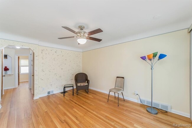 Building Photo - 305 E Granet Ave