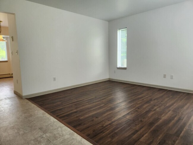 Building Photo - Quiet 3 Bedroom House