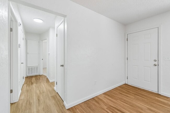Building Photo - 601 N Idaho Ave
