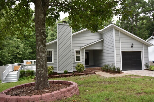 Foto del edificio - Coming Soon~ 3 Bedroom and 2 Bath- Great Outdoor Space (Pets Negotiable)