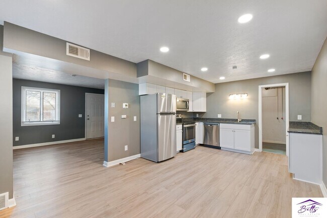 Building Photo - 3012/3014 Menke Cir