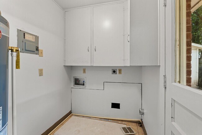 Building Photo - 826 Martha Ln
