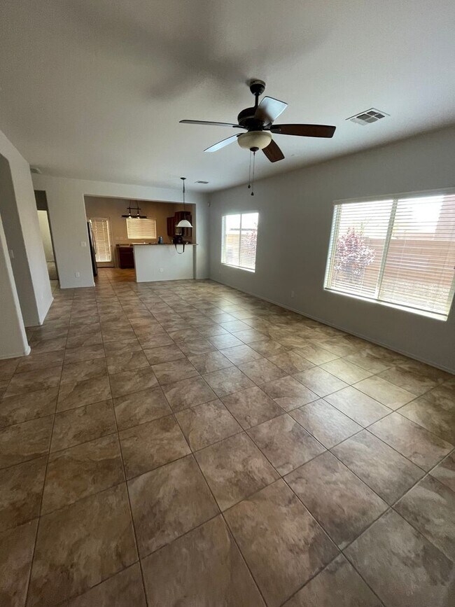 Foto del edificio - COMING SOON! Fireside at Norterra Spacious...