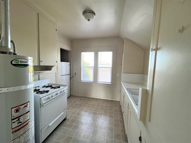 Kitchen - 2543 Fairfield St