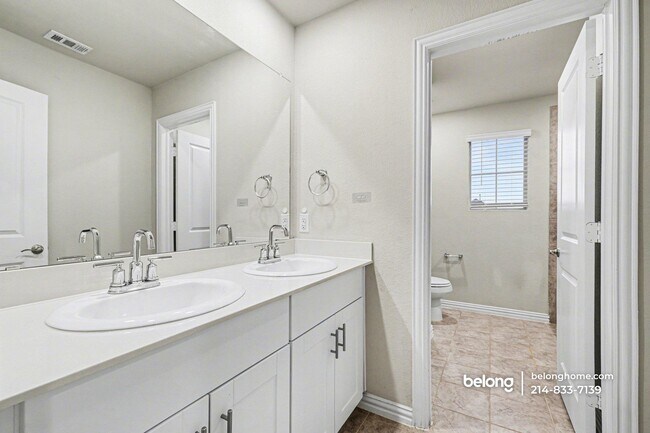 Building Photo - 3416 Kingsview Dr