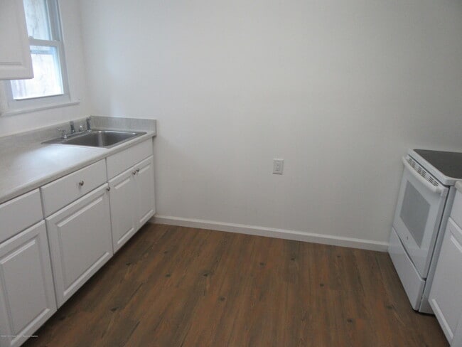 Building Photo - 2 Badminton Ct