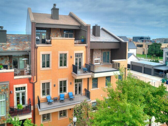 Foto del edificio - Luxury Fully Furnished Downtown OKC Brownstone Available for Lease!