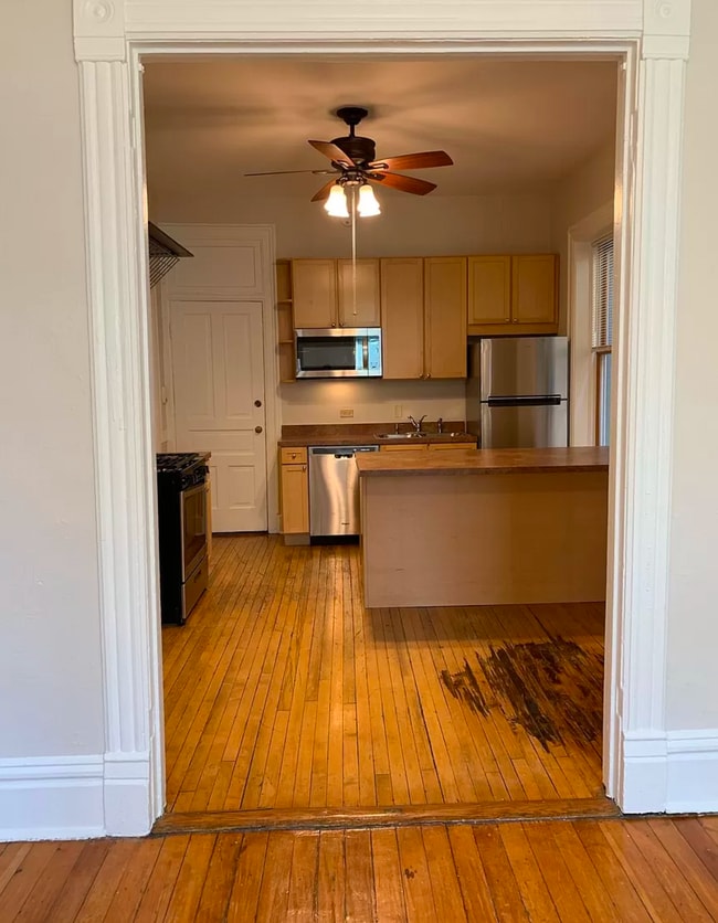 Kitchen - 1038 N Winchester Ave