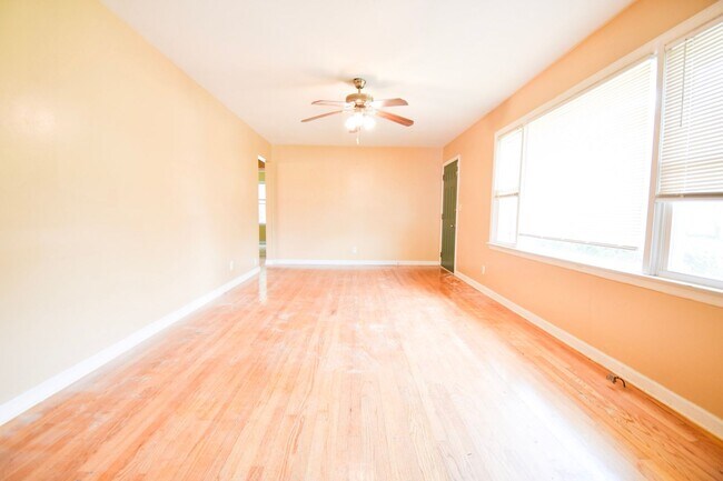 Foto del edificio - Coming Soon! 3 Bedroom 1 Bathroom - Pets Considered