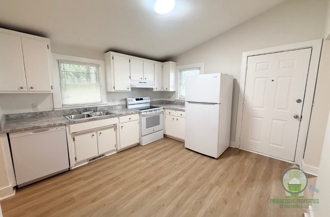 Building Photo - 1206 W Bramlett Rd