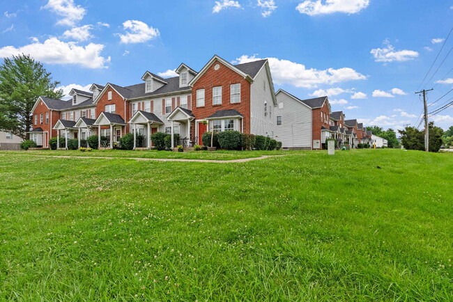 Foto del edificio - Charming Two Bedroom Townhome in South Louisville, Family-Friendly Neighborhood!