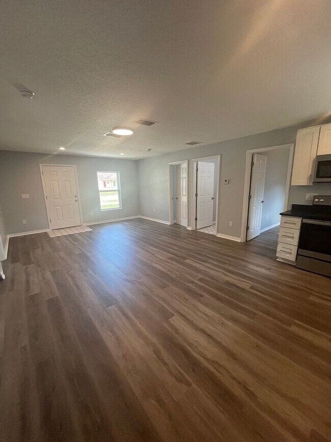 Foto del edificio - GORGEOUS 4BR/1BA Zephyrhills