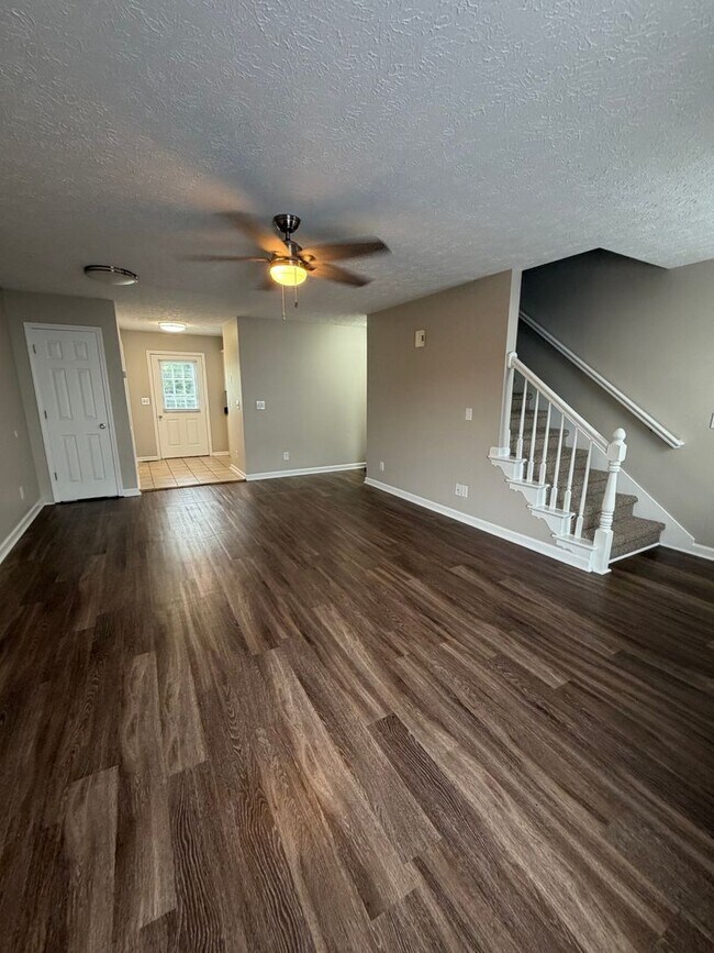 Building Photo - Spacious 2-Bedroom Townhouse with Garage