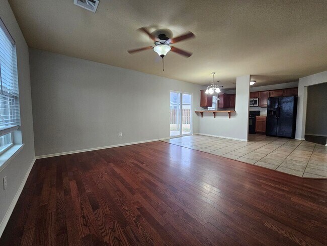 Foto del edificio - Quaint 3BR/2BA home close to UofA with large fenced yard! Low maintenance vinyl plank flooring!