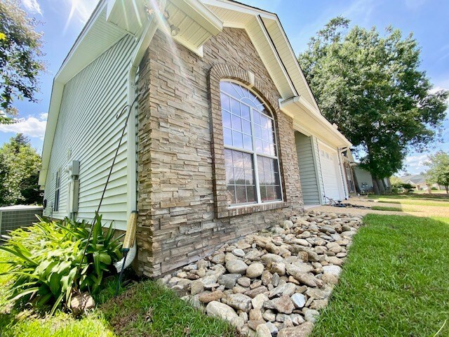 Building Photo - 230 Huntington Pointe Dr
