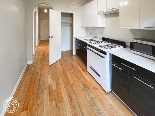 Foto del edificio - 893 Lafayette Ave