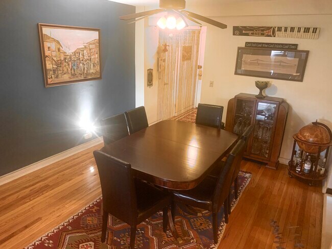 Área de comedor y vestíbulo - 8300 Boulevard E