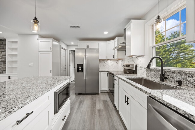 Building Photo - 38 Longvue Dr