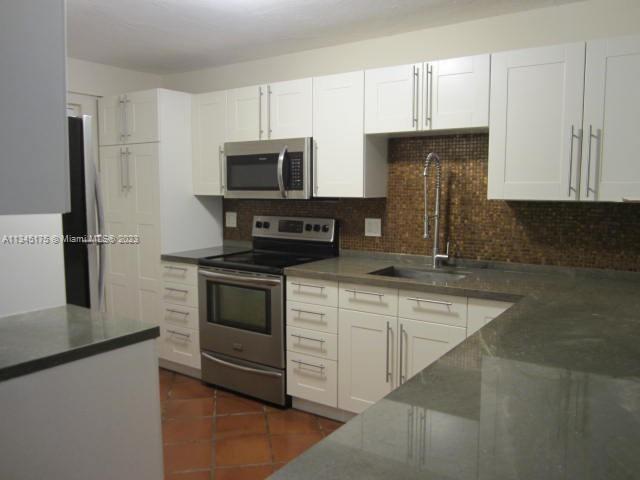 Building Photo - 2305 S Cypress Bend Dr