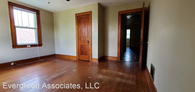 Building Photo - 3 br, 1 bath House - 106 West College Ave