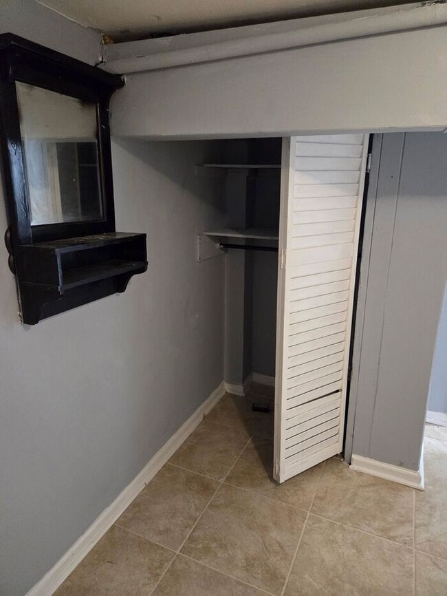 Building Photo - Spacious 3.5 BDR Apartment with Closed Fro...