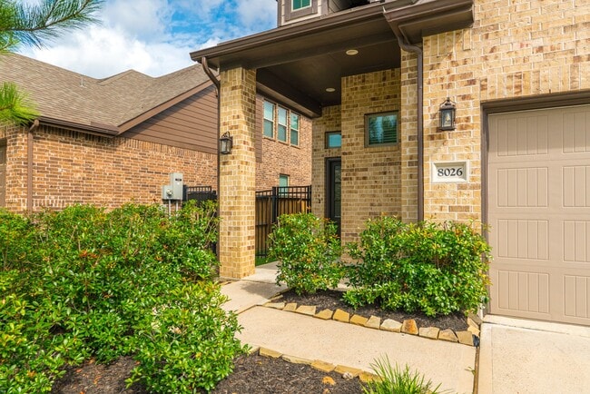 Foto del edificio - 8026 Whisper Grove Dr