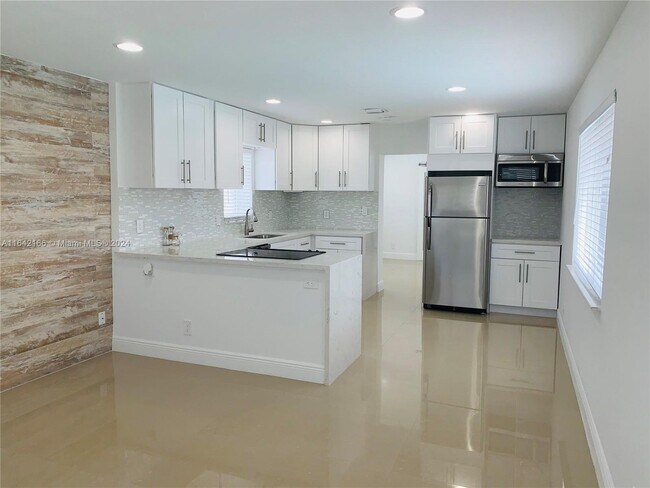 Foto del edificio - 2708 NE 32nd St